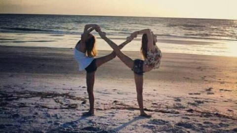 只有好閨蜜才會一起做的事！ 10款閨蜜專屬「拼湊形狀」旅行照